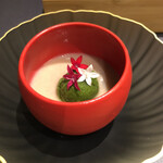 プレゼンテ スギ - 桃のニョッキ。新じゃがの澱粉と蕨粉のニョッキ、皮ごとすり潰した桃ソース。地元産セロリアイス添え。桃とセロリの香りの一部が似ていて見事なマリアージュ。少し苦味が混じった大人な甘さに。