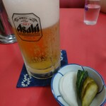 中華飯店 成忠 - 生ビールとお通し。
