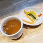 白系スパゲッティ - 生姜スープとピクルス