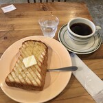グラットブラウン ローストアンドベイク - ハニートーストセット850円、モーニングホットコーヒー