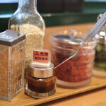 カレー屋 パクパクもりもり - 辛味はテーブルにあるパウダーで調整