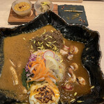 バガワーン カレー - 三種あいがけ
      （生タコ＆スルメイカ＆鮪脳天マサラ）＋半熟玉子
      ＋小鉢3種
      （辛いタコペースト＆完熟キュウイペースト＋生牡蠣）
      1300円＋100円＋50円＋50円＋200円