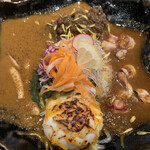 バガワーン カレー - 三種あいがけ
      （生タコ＆スルメイカ＆鮪脳天マサラ）＋半熟玉子
      ＋小鉢3種
      （辛いタコペースト＆完熟キュウイペースト＋生牡蠣）
      1300円＋100円＋50円＋50円＋200円