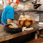 すごい煮干ラーメン凪 - 懐かしの金魚鉢　に入れられた味玉