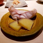 たかおか - 「赤甘鯛、竹岡」甘鯛の骨の出汁に3日漬けて。季節によって味わいが少し変わる。梅雨の今は若干軽く、プリッとした仕上がり。