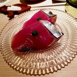 たかおか - 　「鰹、銚子」たかおか米の藁で燻した、今朝揚がったばかりの鰹。