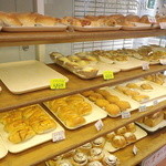 昭和ベーカリー - 小さな店内にパンがずらり♪