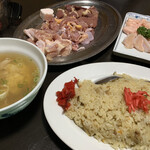 ドライブイン鳥 - 名物の鳥めし、スープに焼き鳥