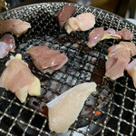 ドライブイン鳥 - ロースターでしっかりと焼いていきます