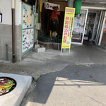 ドライブイン鳥 - 入り口の近くにあるマンホールは…