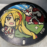 ドライブイン鳥 - コッコ先輩とサキちゃんのマンホール