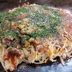 お好み焼 村上 - むらかみ流尾道焼き(税込900円)
      鶏砂ずり&イカ天&そばが入った看板メニュー
      ・井上製麺所の生ストレート麺
      ・びふとんソース
      ・焼き方:ヘラで押さえない
      ・焼き上がりの形:整えられた綺麗な焼き上がり