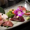 Iseebi Ando Tokachiushi Kanzenkoshitsu Izakaya Miyabitei - 日替わりオススメ鮮魚の3貫盛り合わせ、肉寿司3貫盛り合わせ