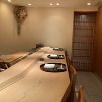 御料理 かつ志 - いつもどうりの1番乗り。この日は、男四人の味気ないカウンターになりました・・・　そのうち二人は、まる米坊主のヒゲで、なんだかなという感じ