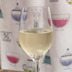 トリワイン ＰＩＫＯＳＨＨＨＵ - ＬＩＮＥ友達２２０円の白ワイン