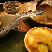 祇園 にしかわ - もずく酢、鯖すし、椎茸とほうれん草の胡麻和え、さつまいも揚げたの、銀杏