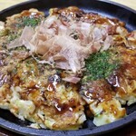 Okonomiyaki Mori - 豚玉(税込650円)
                        微塵切りキャベツが入り、それほどフワッとしていませんが、卵主体で粉のもったり感はありません
                        お好みソースはメーカー不明、少し甘口
                        豚バラ肉の面は全体的に弛めでカリッ感は無いです