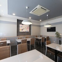 欧風レストラン巴 - 東側奥の席はグループ利用に最適