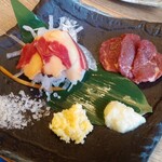 肉汁餃子のダンダダン - 新鮮馬刺から２種盛り
            赤身とトモバラ(本日のおすすめ部位)