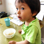 らーめん森や。 - 店主さんと目があって挨拶しようとする我が子