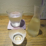 あめこや - 冷酒の設え（チェイサー付き）