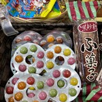 王様のお菓子ランド - 料理写真:輪ゴムを掛けてメガネに出来るマーブルチョコ