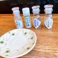 天ぷら新宿つな八 大丸東京店 - 塩４種類