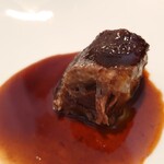 ベルエキップ - 究極のビーフシチュー　断面
      お肉は箸だけでホロホロ崩れてく