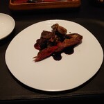 ベルエキップ - 鴨の一時間コンフィ　切り分けられた後
      本来無駄になるので
      一人分の注文は普通受けないフレンチが多いけれど
      このお店ではシェフさんも味を確かめる為、一人でもOK！