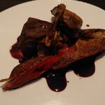 ベルエキップ - 鴨の一時間コンフィ　アップ　レアな色が綺麗でセクシー
      これでも火は入ってる状態。
      火の入ってない赤とじんわり入ってる赤は違うと
      シェフさんが話されていた