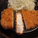 Tontei - 「美明豚(びめいとん)」ロースかつ定食1400円　１円玉の直径2cm