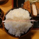 Tontei - 「美明豚(びめいとん)」ロースかつ定食1400円　お茶碗の直径15cm