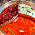 小龍坎 老火鍋 - 三色鍋：麻辣、トマト、白湯