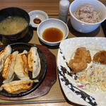 Yayoi Ken - 鉄板餃子とから揚げの定食
      ごはんはもち麦ごはんにしてもらいました