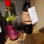 Wain To Kurafutobiru Harubaru - 赤ワインで一番重いという、端っこを飲んでみる…
      
      うーん…(;-ω-) 赤ワインとしての飲み応えはあるけれど…
      私はもう少し重いのが好きかな…(￣▽￣;)