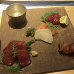 伍と弐 - 左上から温燗の久礼、北海道の筋子、京都のお漬物、マグロの漬け、サバのオリーブ塩辛