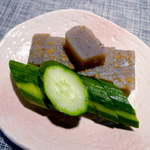 宇佐美商店 - こんにゃくとキュウリの粕漬。焼酎のアテにして、複雑な酸味を楽しむ
