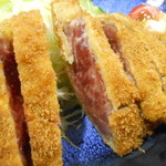 牛かつ おか田 - 中の牛肉はこのレア加減！