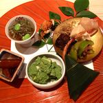 くろぎ - 八寸：笹寿し、ばち子、無花果の柚子味噌、枝豆とじゅんさいのジュレ、アボカドの白和え、沢蟹