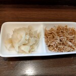 中華そば 秋生 - 料理写真:ガリと小エビ