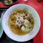 Chuugokuryouri Toukaen - セットのミニらーめん
                        スープは少し薄めの感じ
                        ネギ メンマ ネギ もやしとチャーシュー
                        もうちょっと濃いめが欲しいけど
                        炒飯とセットなら なのかも