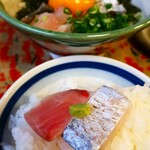 魚めし 竹亭 - 海鮮どんぶり(鰹/太刀魚/鰆)1000円