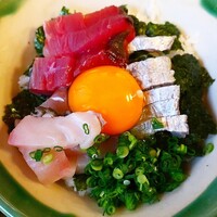 魚めし 竹亭 - 海鮮どんぶり(鰹/太刀魚/鰆)1000円