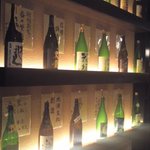 日本酒スローフード とやま方舟 - 瓶と色紙のディスプレイ