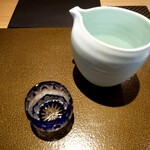 日本料理FUJI - 喜久酔。青い切子の猪口を選んで