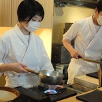 日本料理FUJI - 雪平鍋で胡麻を炒るリコちゃんと無花果を切る大将