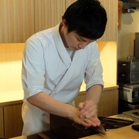 日本料理FUJI - 鰹節を削る藤岡大将。清々しいほどのイケメンである