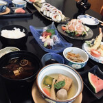 Marufuku Zushi - 日替りランチ900円。
                        中央奥のサラダと太巻きは別です。
                        お刺身、天麩羅、煮物、赤出汁、ご飯、果物。お得で美味しいです。