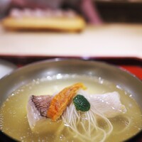 富小路 やま岸 - お椀は八幡浜の赤アマダイ。葛そうめんを添えて。お出汁の旨さ、キレの良さに感服。