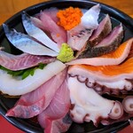 鯛喜 - 普通の海鮮丼でも、かなりの豪華さ